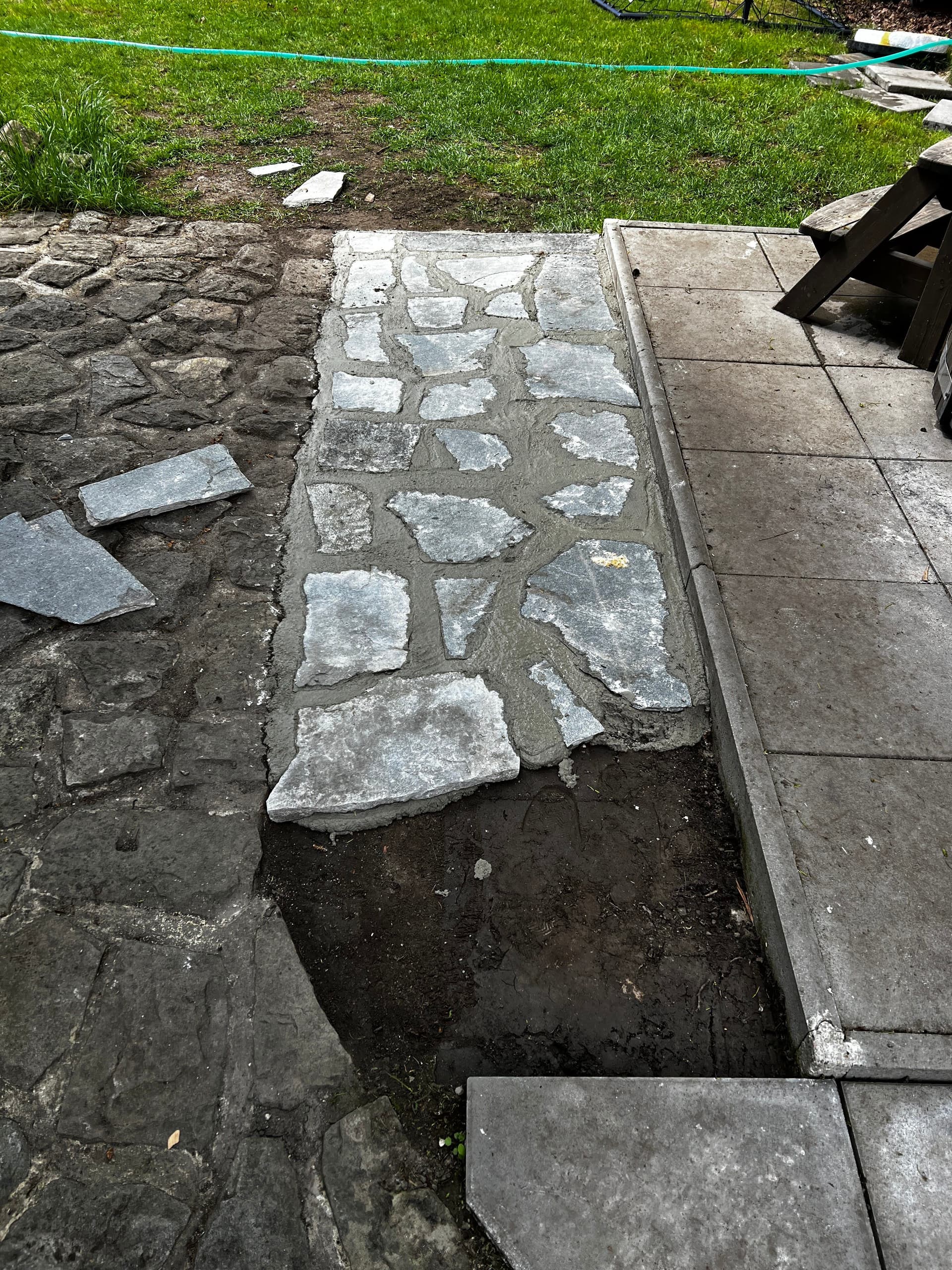 Betónáž kameňov okolo vírivky