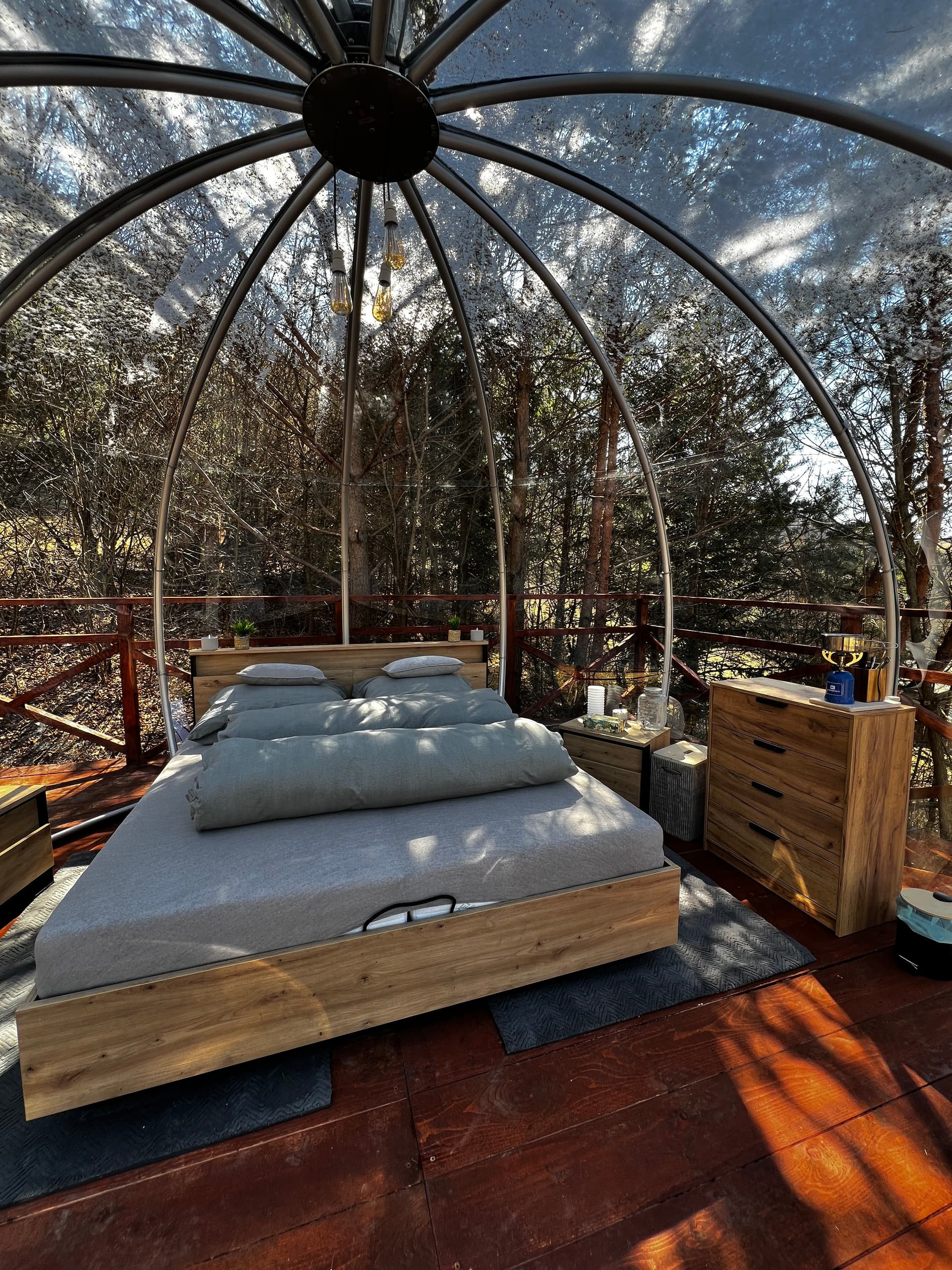 Interiér bubble dome - posteľ a nábytok