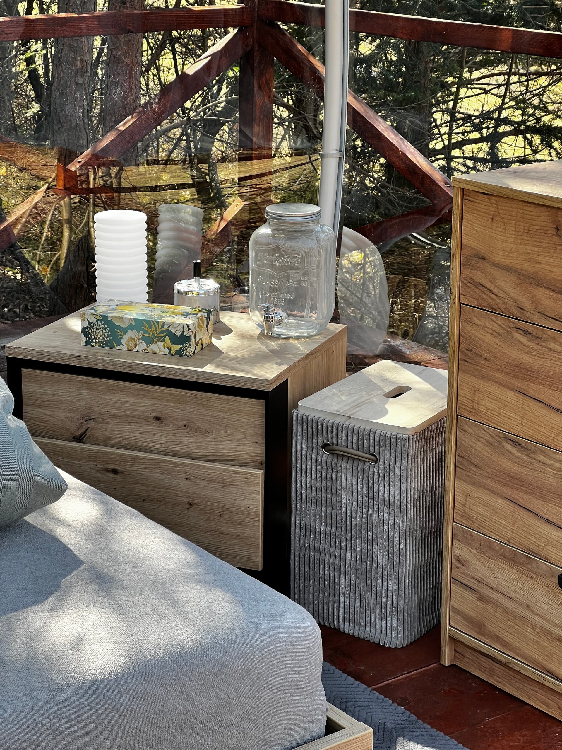 Nočný stolík a doplnky v bubble dome