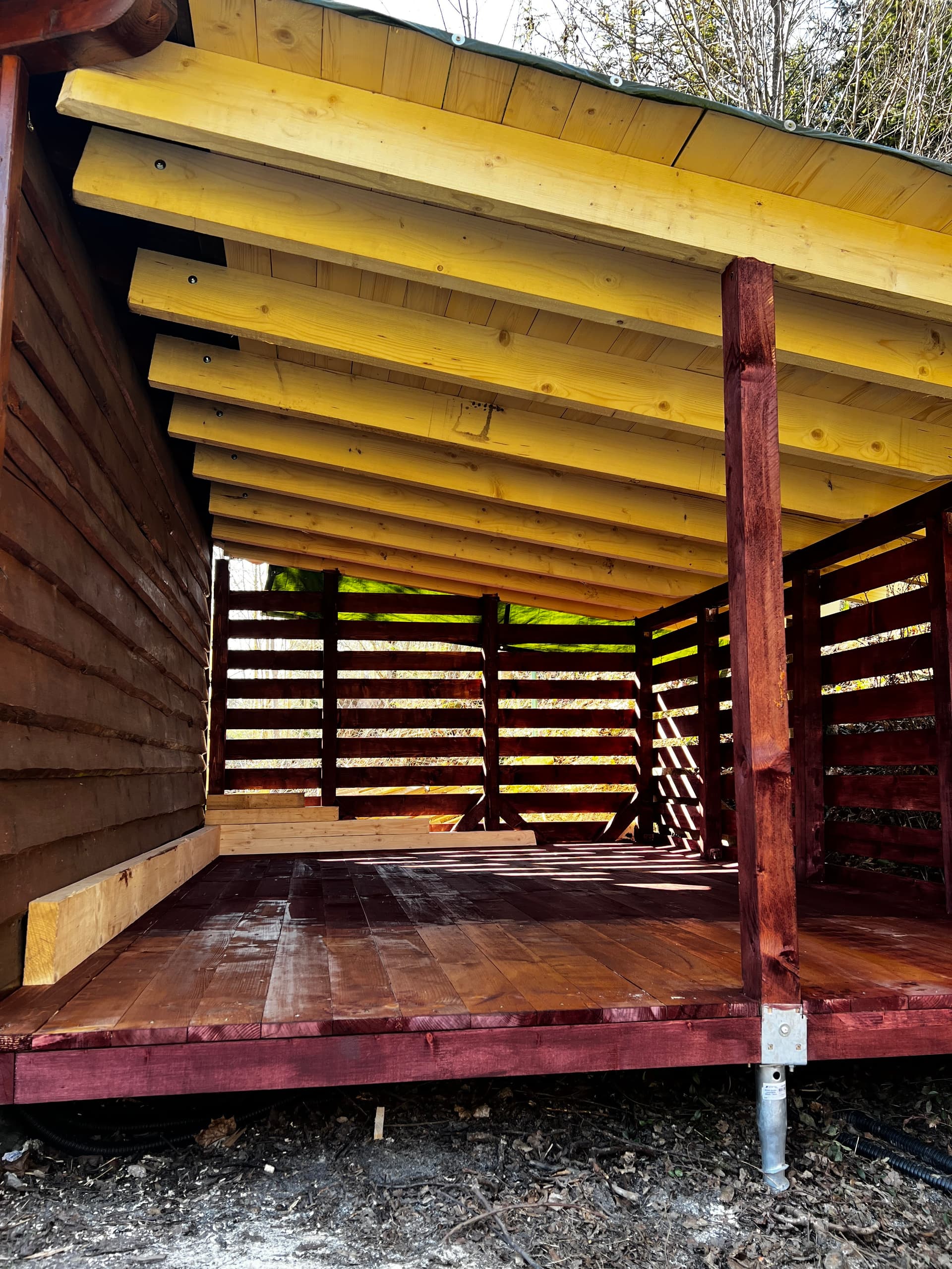 Drevník - interiér s natretým drevom