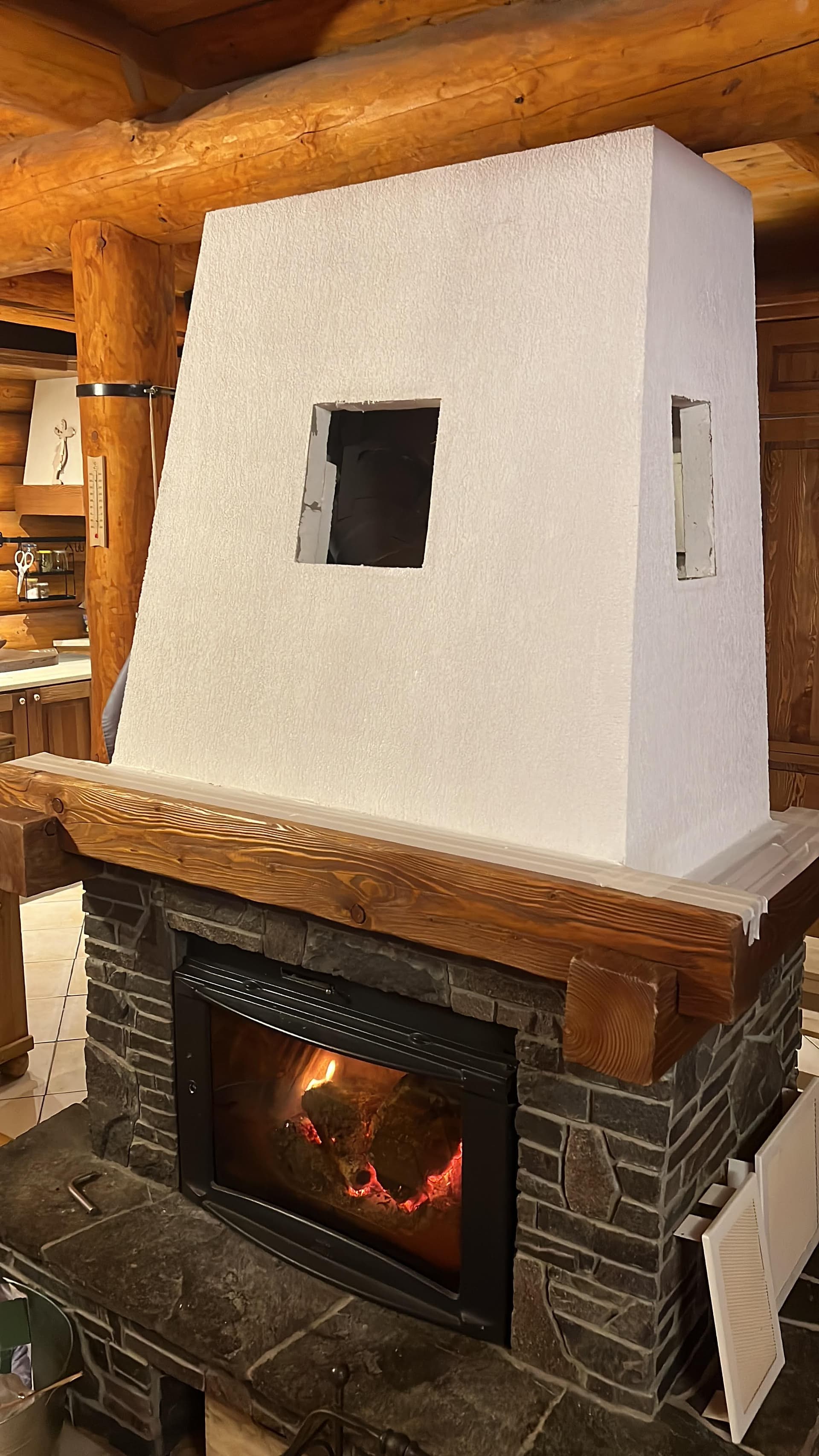 Oprava a omietka okolo krbu v zrubovej chate