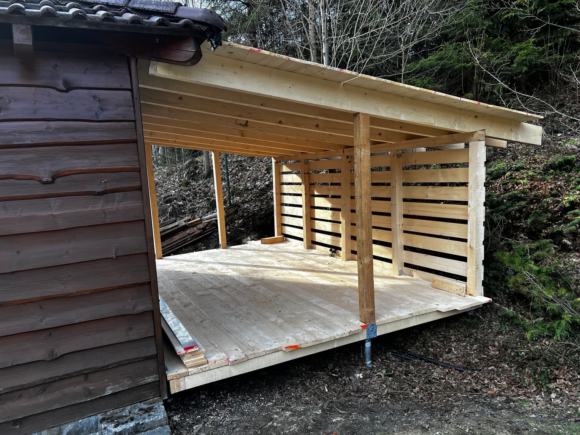 Drevený prístrešok na drevo