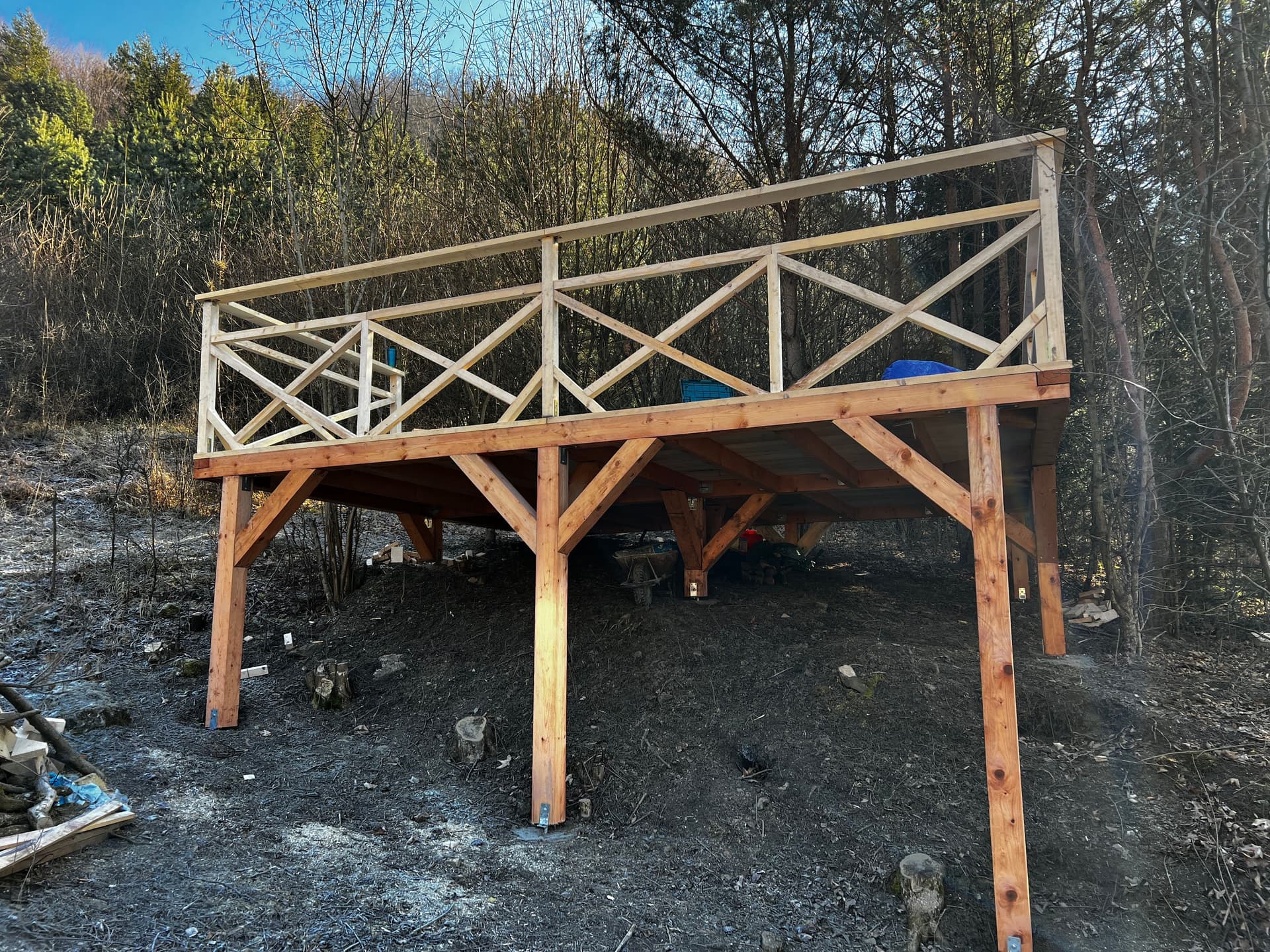 Drevená konštrukcia terasy - stavba